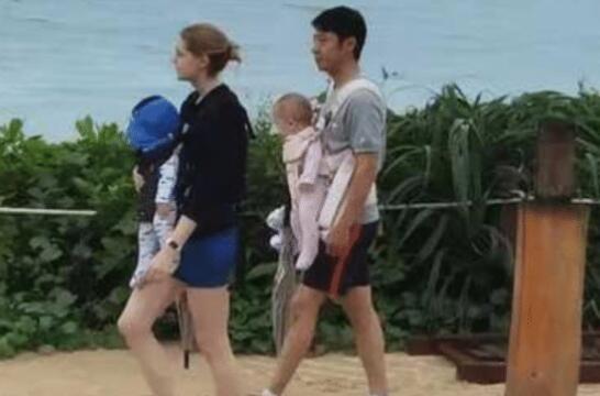 章子怡沙滩，混血龙凤胎身高猛涨太萌了