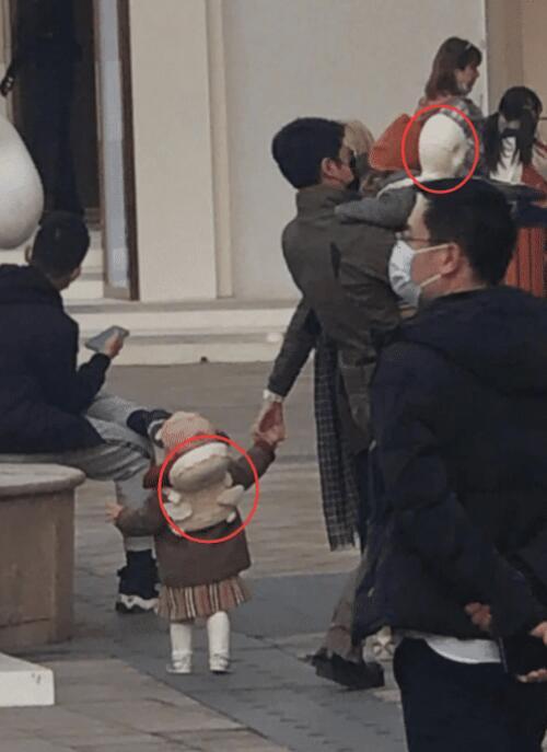 章子怡沙滩，混血龙凤胎身高猛涨太萌了