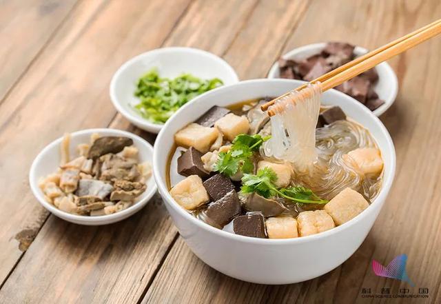 香蕉每100g营养价值表，香蕉营养成分表100g（经常吃的火锅鸭血里可能没有“鸭”）