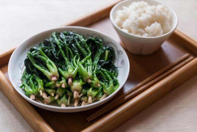 炒菜花需要用水焯一下吗，炒菜花需要焯水吗（要分清“圆叶”和“尖叶”）