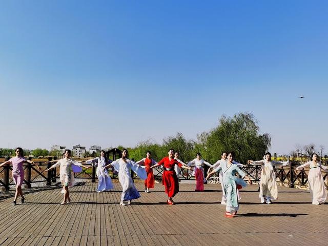 三八妇女节信息，38妇女节的美好的祝福短信（“自信女性、美丽绽放”——别样“三八”妇女节精彩呈现）