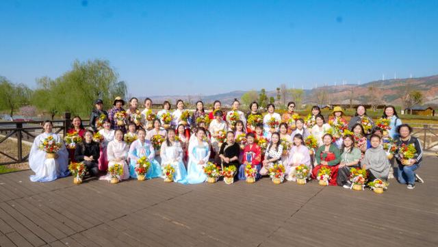 三八妇女节信息，38妇女节的美好的祝福短信（“自信女性、美丽绽放”——别样“三八”妇女节精彩呈现）