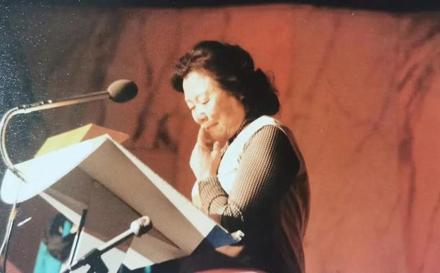 爱丽丝，爱丽丝梦游仙境（百岁诗人与她的爱丽丝图片）