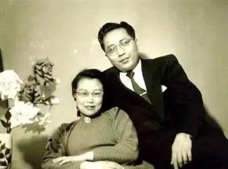 爱丽丝，爱丽丝梦游仙境（百岁诗人与她的爱丽丝图片）