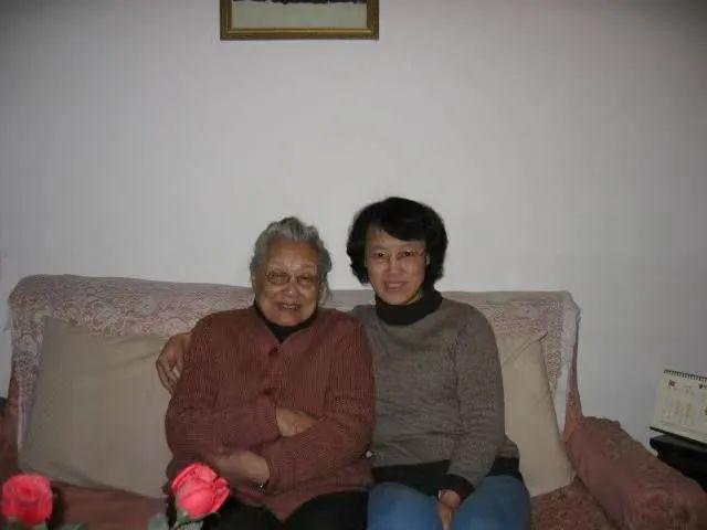 爱丽丝，爱丽丝梦游仙境（百岁诗人与她的爱丽丝图片）