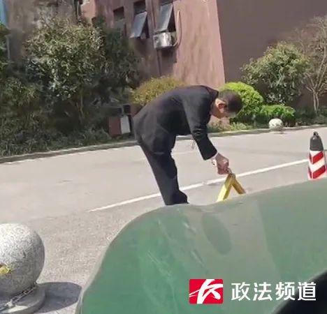 法制频道（长沙一饭店圈占公寓前坪做专用停车场）