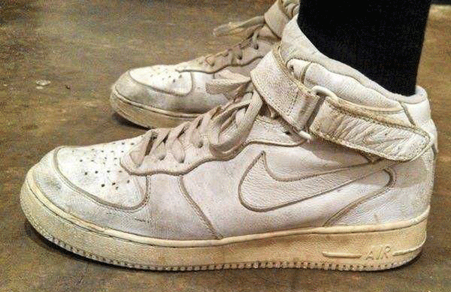 白鞋网面很脏怎么洗技巧，白鞋网面脏了如何清理（鞋子穿久了“黑乎乎”难清洁）