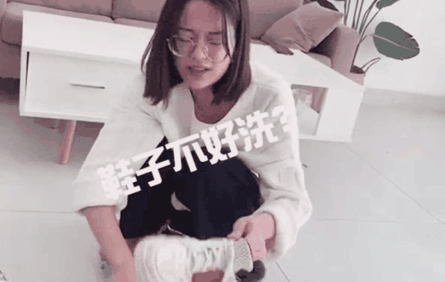 白鞋网面很脏怎么洗技巧，白鞋网面脏了如何清理（鞋子穿久了“黑乎乎”难清洁）