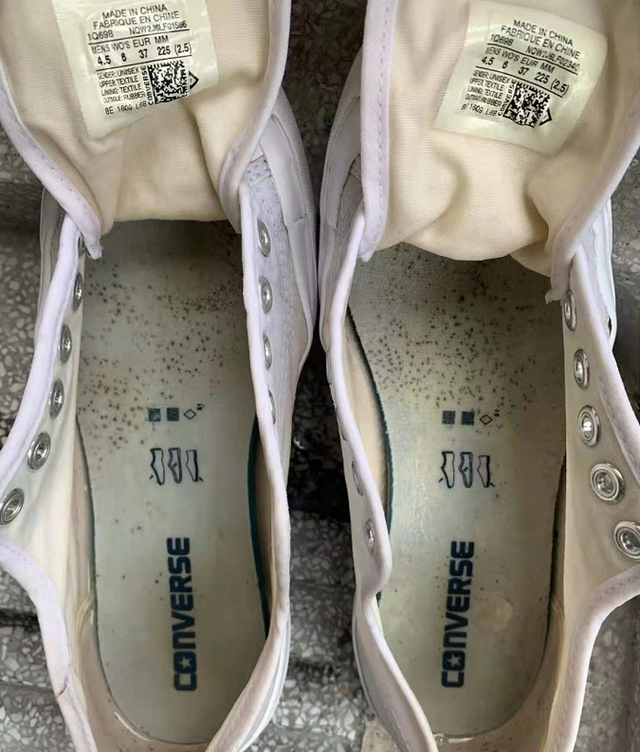 白鞋网面很脏怎么洗技巧，白鞋网面脏了如何清理（鞋子穿久了“黑乎乎”难清洁）