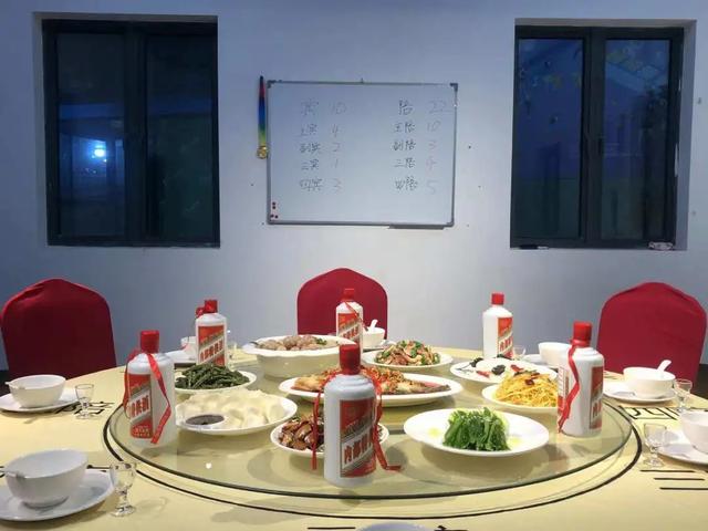 餐桌小游戏，餐桌小游戏4人（让这个00后制作人的微信被加爆了）