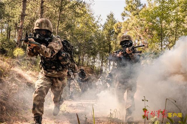 各兵种军人训练超燃，直击第75集团军某旅多兵种联合训练