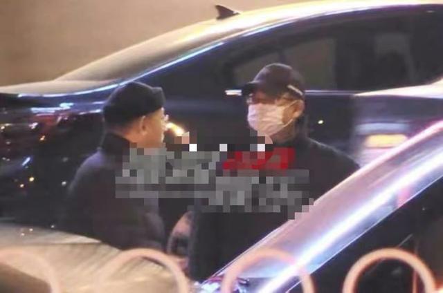 姜文姜武聚餐被拍，外貌身形十分相似，同母异父却总被认成双胞胎