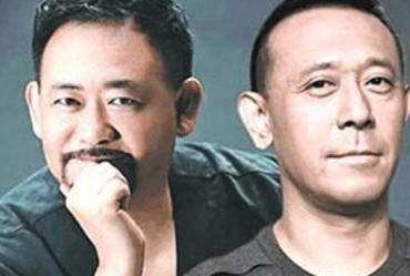 姜文姜武聚餐被拍，外貌身形十分相似，同母异父却总被认成双胞胎