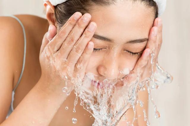 皮肤油脂分泌旺盛怎么办，油脂分泌旺盛应该怎么办（皮肤容易出油怎么办）