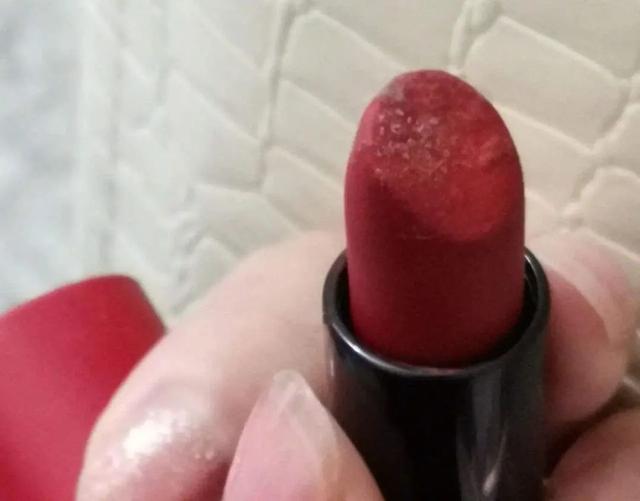 口红保质期多久，大牌口红一般什么时候过期（所有女生都关心的问题——口红会过期吗）