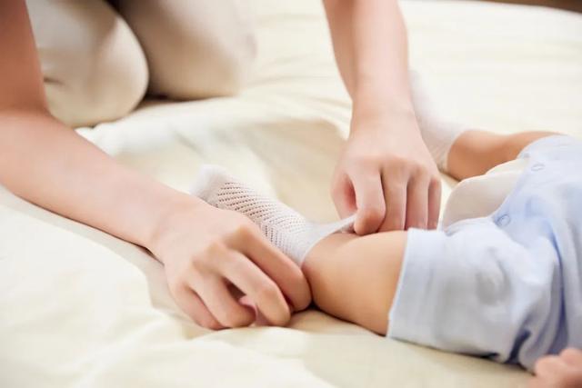 如何纠正外八脚走路姿势，外八如何矫正走路姿势（让家长担心的“小儿扁平足”）