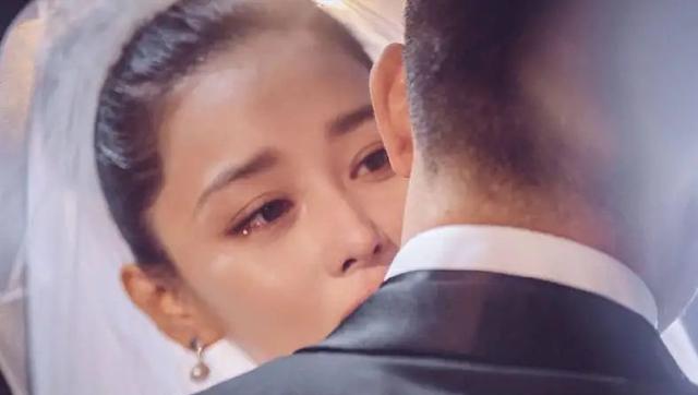 张馨予老公是谁，张馨予老公是谁?武警军官何捷多大了是哪里人什么军衔（张馨予和老公何捷罕同框）