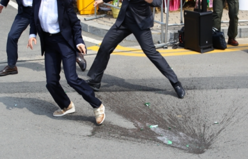 朴槿惠女保镖走红，为朴槿惠挡酒瓶的女保镖走红（为朴槿惠挡酒瓶的女保镖）