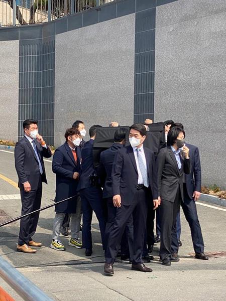 朴槿惠女保镖走红，为朴槿惠挡酒瓶的女保镖走红（为朴槿惠挡酒瓶的女保镖）