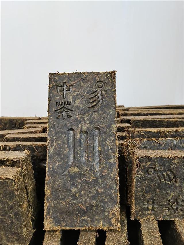 探寻青瓦背后的秘密：一场跨越千年的对话