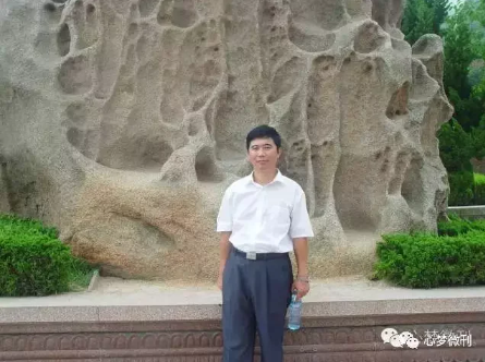 月亮月亮你别睡是什么歌，月亮月亮你别睡是哪首歌名（有时候雨会滴落在小县城的街道上）