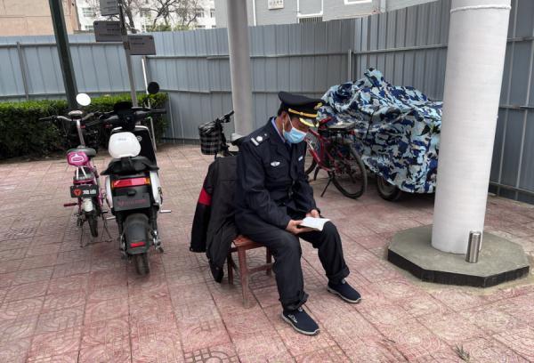 这位保安大叔火了