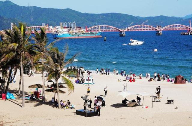 深圳玫瑰海岸夏日游，清明假期游客在深圳玫瑰海岸逐波踏浪