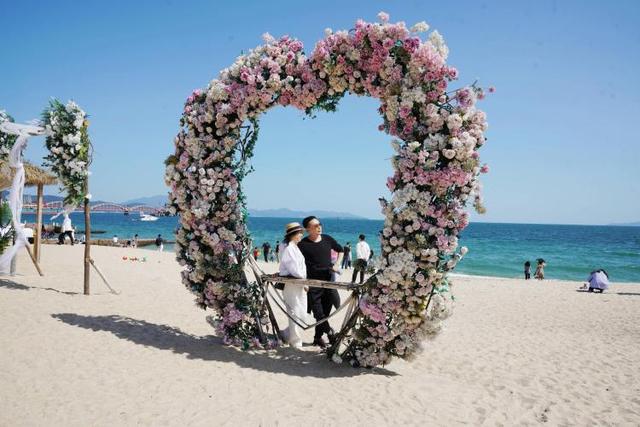 深圳玫瑰海岸夏日游，清明假期游客在深圳玫瑰海岸逐波踏浪