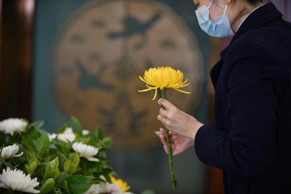 "让已经冰冷的生命重新焕发生机,给逝者永恒的美丽,这需要冷静,准确