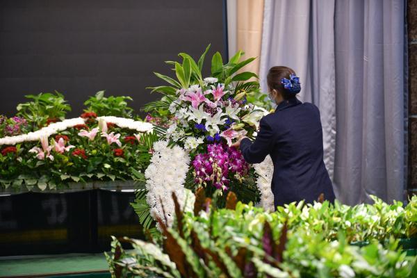 中国参加葬礼女士着装图片