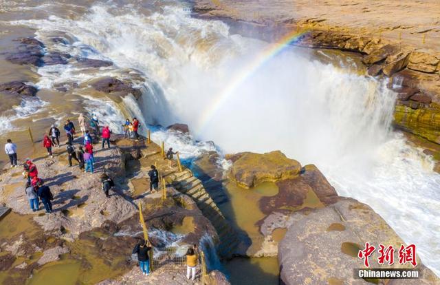 壶口瀑布怎么去，请问怎样从壶口瀑布去华山（陕西壶口瀑布气势磅礴吸引游客假期观赏）