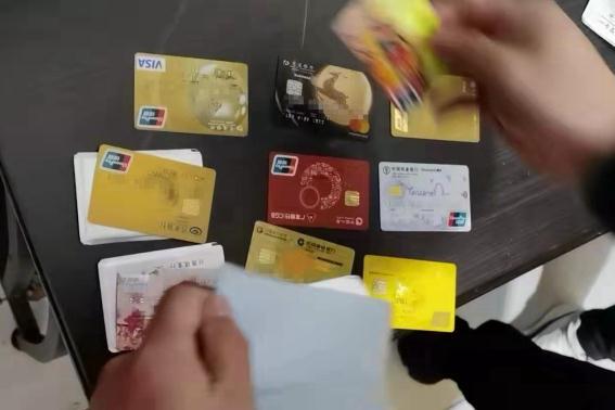 银行卡销户后还能查到流水吗，发卡机构怎么规定（这个父亲竟拉着儿子给骗子做帮凶）