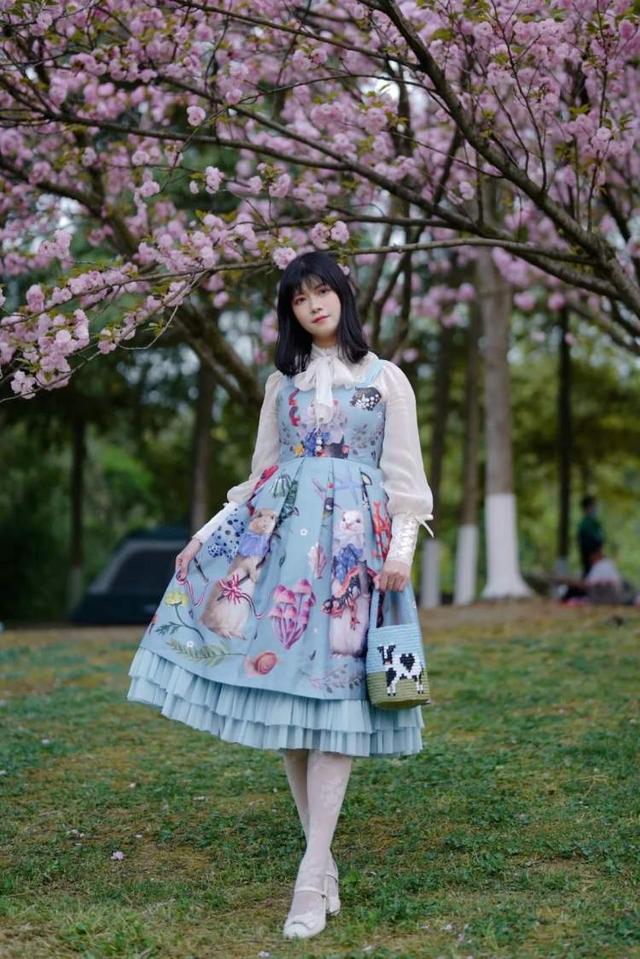 卡哇伊是什么意思，卡哇伊是骂人的意思吗（24岁，已经不配穿Lo裙了）