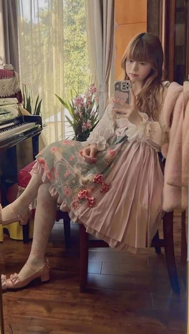 卡哇伊是什么意思，卡哇伊是骂人的意思吗（24岁，已经不配穿Lo裙了）