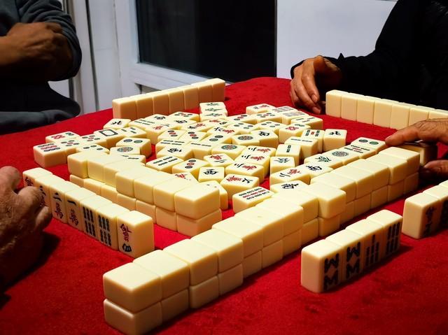 朋友圈图片配图，朋友圈的简单配图 “若有长风绕旗，那便是我在想你了。”（何立伟丨时间是小说中的河流——序蔡测海小说集《假装是一棵桃树》）