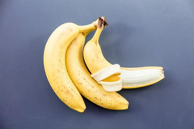 西兰花变黄了还能吃吗，西兰花正确的焯水方法（囤的菜发芽、变色了别急着扔）