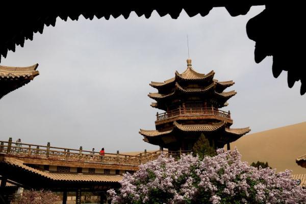 月牙泉在哪里属于哪个省份，月牙泉是我国哪个省份（甘肃敦煌：花开月牙泉）