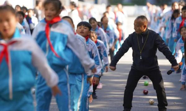 向人抛橄榄枝什么意思，别人向你抛来橄榄枝（半月谈丨让体育老师当校长）