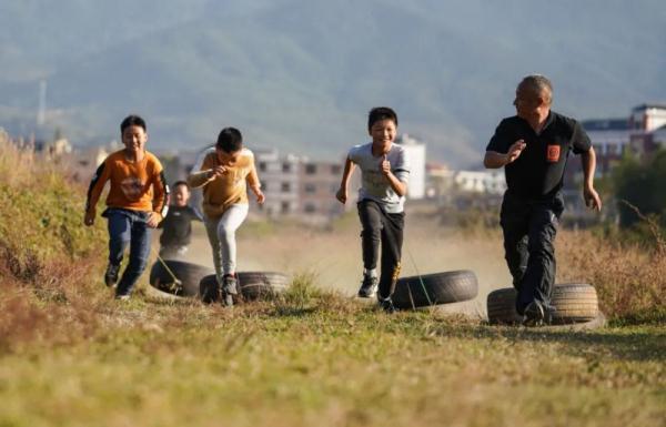 向人抛橄榄枝什么意思，别人向你抛来橄榄枝（半月谈丨让体育老师当校长）