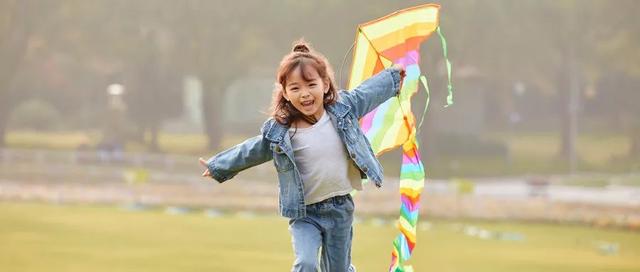 如何正确鼓励和表扬孩子，给孩子表扬和鼓励（夸奖孩子的12种科学方法）