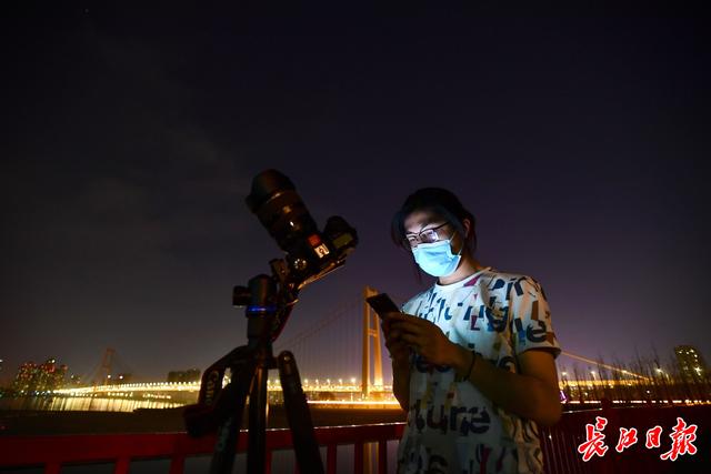 如何拍摄星轨，如何拍摄星轨 战斗机（这位星空摄影师首次选择在市中心拍下星空照）