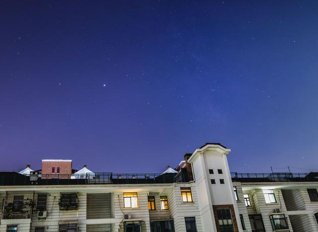 如何拍摄星轨，如何拍摄星轨 战斗机（这位星空摄影师首次选择在市中心拍下星空照）