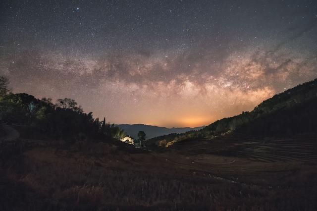 如何拍摄星轨，如何拍摄星轨 战斗机（这位星空摄影师首次选择在市中心拍下星空照）