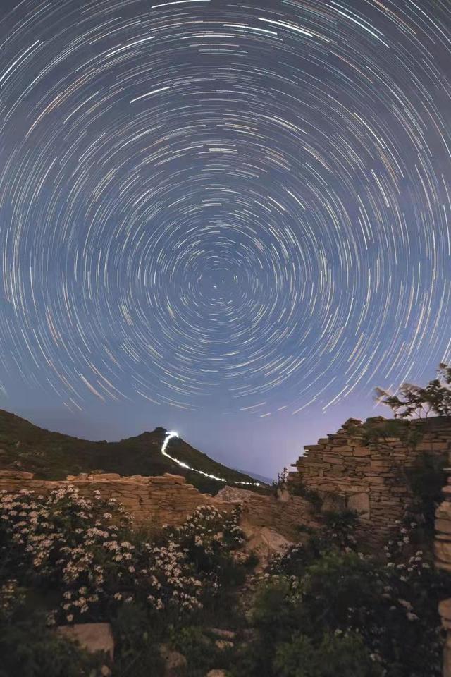 如何拍摄星轨，如何拍摄星轨 战斗机（这位星空摄影师首次选择在市中心拍下星空照）