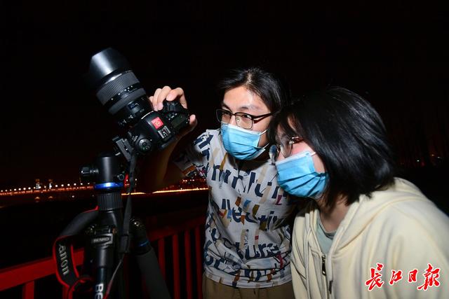 如何拍摄星轨，如何拍摄星轨 战斗机（这位星空摄影师首次选择在市中心拍下星空照）