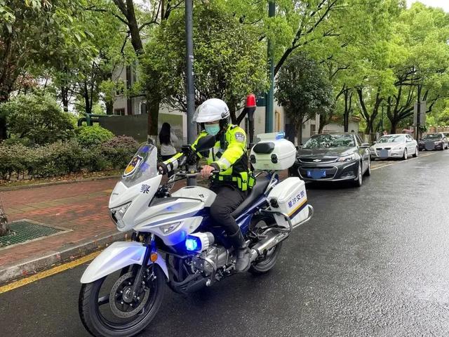 身穿酷帅骑行服,驾驶大功率警用摩托车,佩戴高科技"鹰眼"执法……13日