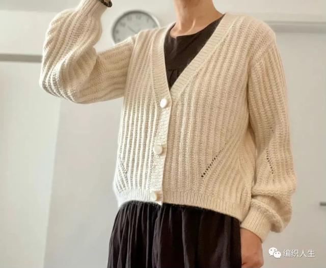 开衫毛衣的穿法图解，穿开衫毛衣怎么搭配图片（慵懒风简约女士螺纹开衫）