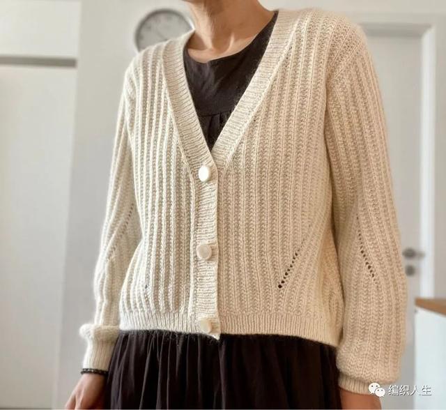 开衫毛衣的穿法图解，穿开衫毛衣怎么搭配图片（慵懒风简约女士螺纹开衫）