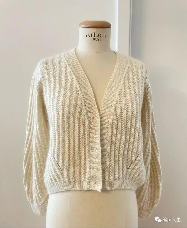 开衫毛衣的穿法图解，穿开衫毛衣怎么搭配图片（慵懒风简约女士螺纹开衫）