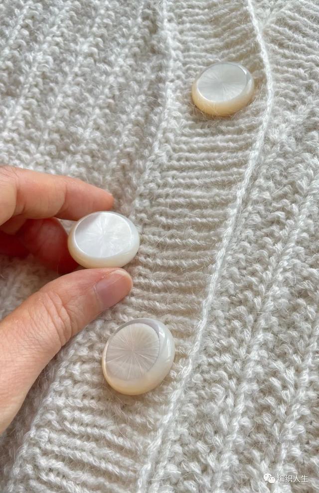 开衫毛衣的穿法图解，穿开衫毛衣怎么搭配图片（慵懒风简约女士螺纹开衫）